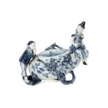 antique lidded tureen with two figures in presumably French ceramic with a blue-white decor ||