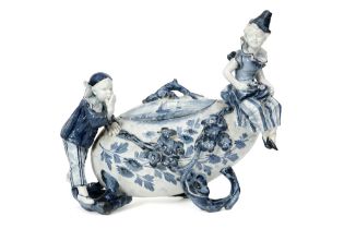 antique lidded tureen with two figures in presumably French ceramic with a blue-white decor ||