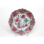 18th Cent. Chinese "patti" in porcelain with a 'Famille Rose' decor with flowers and a fô-dog ||