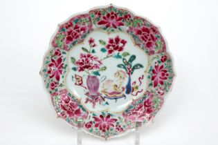 18th Cent. Chinese "patti" in porcelain with a 'Famille Rose' decor with flowers and a fô-dog ||