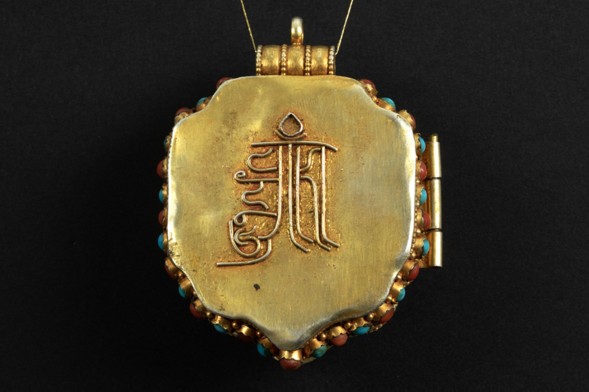 Tibeto Nepalese ghau in yellow gold on silver with turquoise, lapis lazuli and coral and with the - Bild 3 aus 3