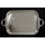 large antique silverplated (dinner)tray || Vrij grote antieke dienplateau met twee grepen in