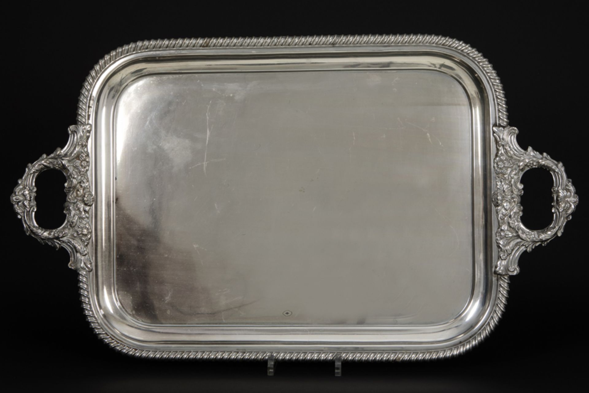 large antique silverplated (dinner)tray || Vrij grote antieke dienplateau met twee grepen in