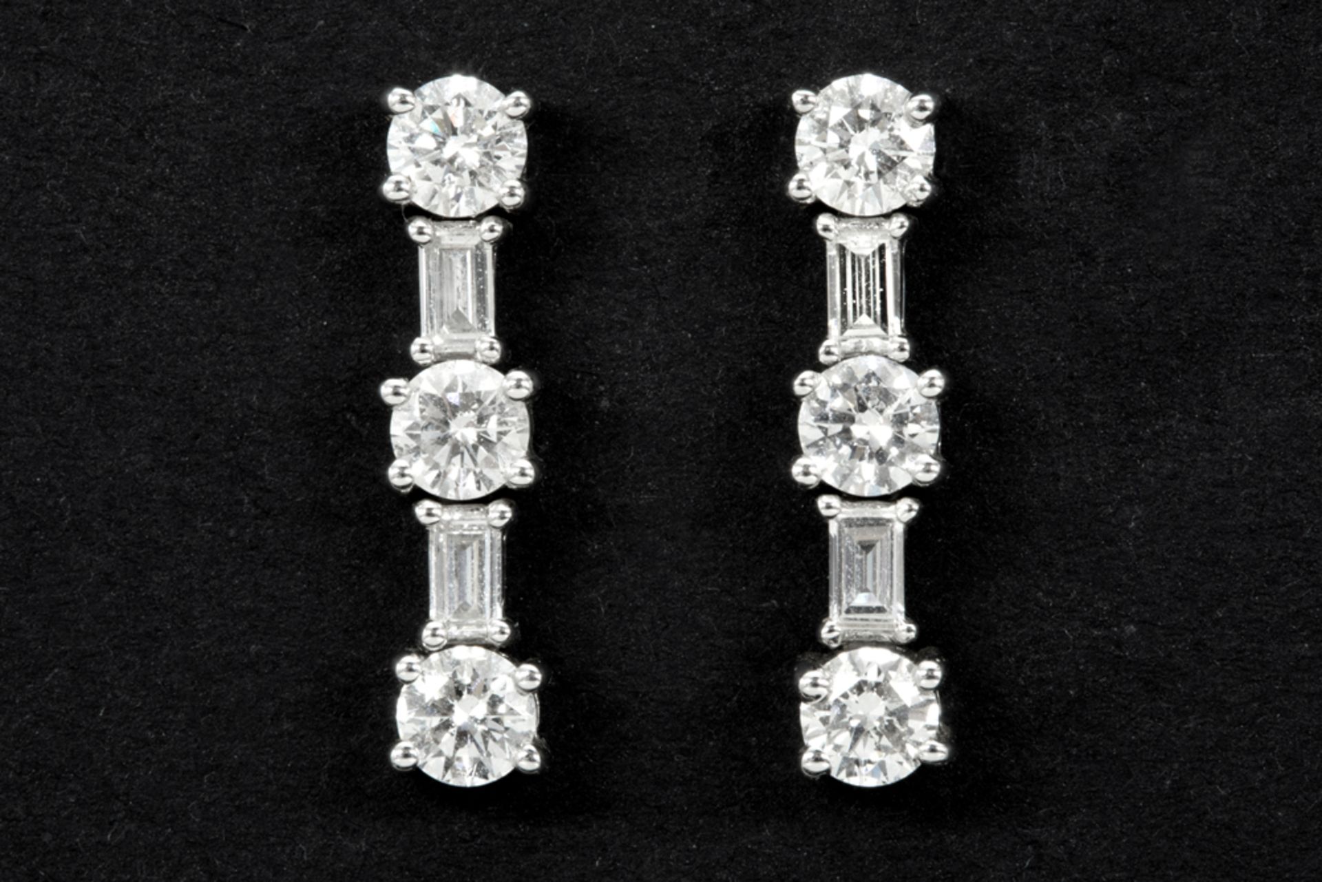 pair of earrings in white gold (18 carat) with more than 1,20 carat of high quality baguette and