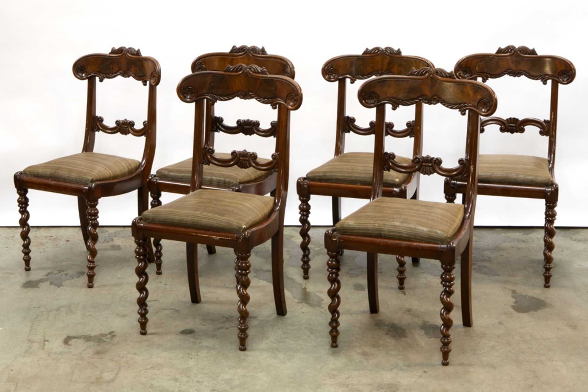 set of six English chairs in mahogany || Set van zes Engelse stoelen in acajou met een elegant model