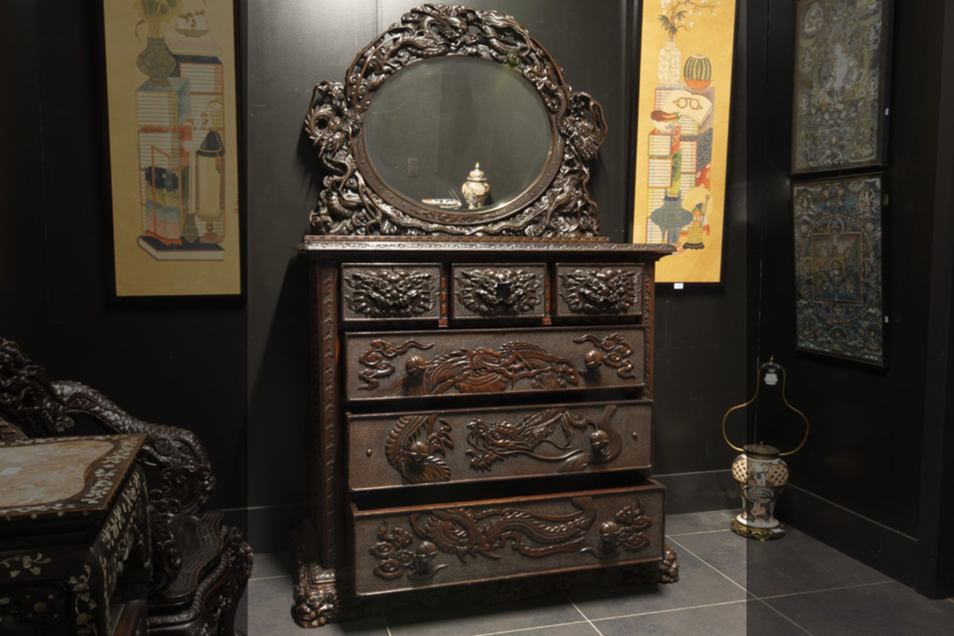 antique Chinese coiffeuse/chest of drawers with top with mirror in richly sculpted (rose- ?) wood || - Image 2 of 2