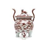 antique Chinese lidded jar on three feet in porcelain with a decor with dragons in sanguine