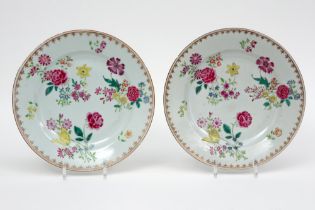 pair of 18th Cent. Chinese plates in porcelain with a floral 'Famille Rose' decor || Paar achttiende