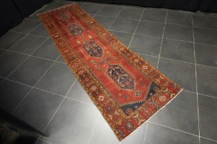 nice 'antique' Persian runner in wool || Mooie 'antieke' Perzische loper met vier medaillons op