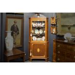antique English corner cabinet in mahogany with inlay || Mooi antiek Engels hoekmeubel in acajou met