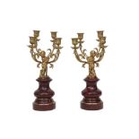 pair of small neoclassical candlesticks in gilded bronze and red marble || Paar neoclassicistische