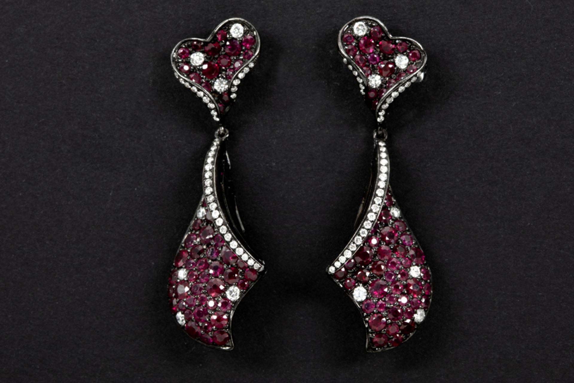 pair of earrings with a special design with fan-shaped pendant in "ebonised" white gold (18 carat)