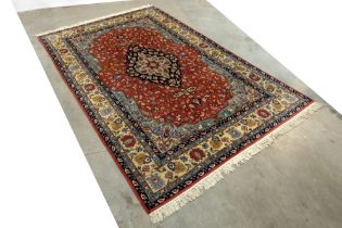 handknotted Mures rug with a Ghoum design || Handgeknoopt Mures-tapijt met Ghoum-medaillontekening -