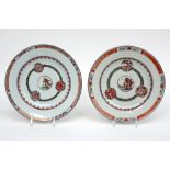 pair of 18th Cent. Chinese plates in porcelain with a polychrome and black ink decor || Paar