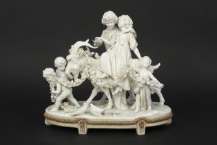 antique marked group in biscuit-porcelain || Antieke groep in gemerkte biscuit met kinderen op en