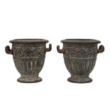 pair of old garden urns in cast iron || Paar oude tuinurnes met twee grepen in gietijzer -
