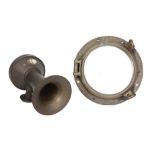 marked ship's fog horn and porthole in brass || Lot van een gemerkt scheepsmisthoorn en -