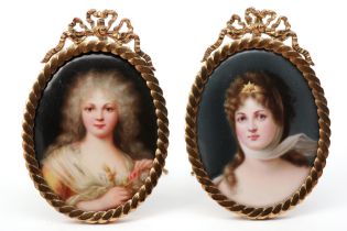 pair of oval miniature portraits on porcelain || Paar ovale miniaturen in porselein telkens met