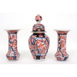 small 19th Cent. Japanese garniture in porcelain with Imari decor || Negentiende eeuws driedelig
