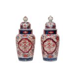 pair of 19th Cent. Japanese lidded vases in porcelain with an Imari decor || Paar negentiende eeuwse