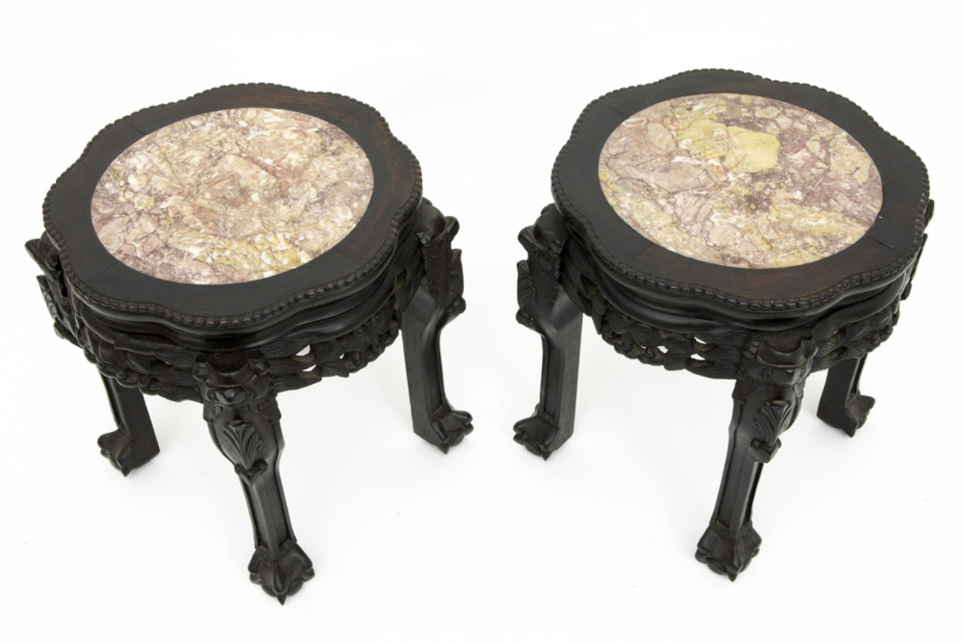 pair of Chinese rosewood pedestals with marble top || Paar Chinese piédestalles (hokkers) met - Bild 2 aus 2