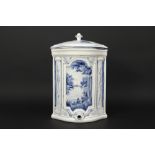 'antique' tap resevoir in ceramic with blue-white decor || 'Antieke' gedekselde (tap)reservoir (