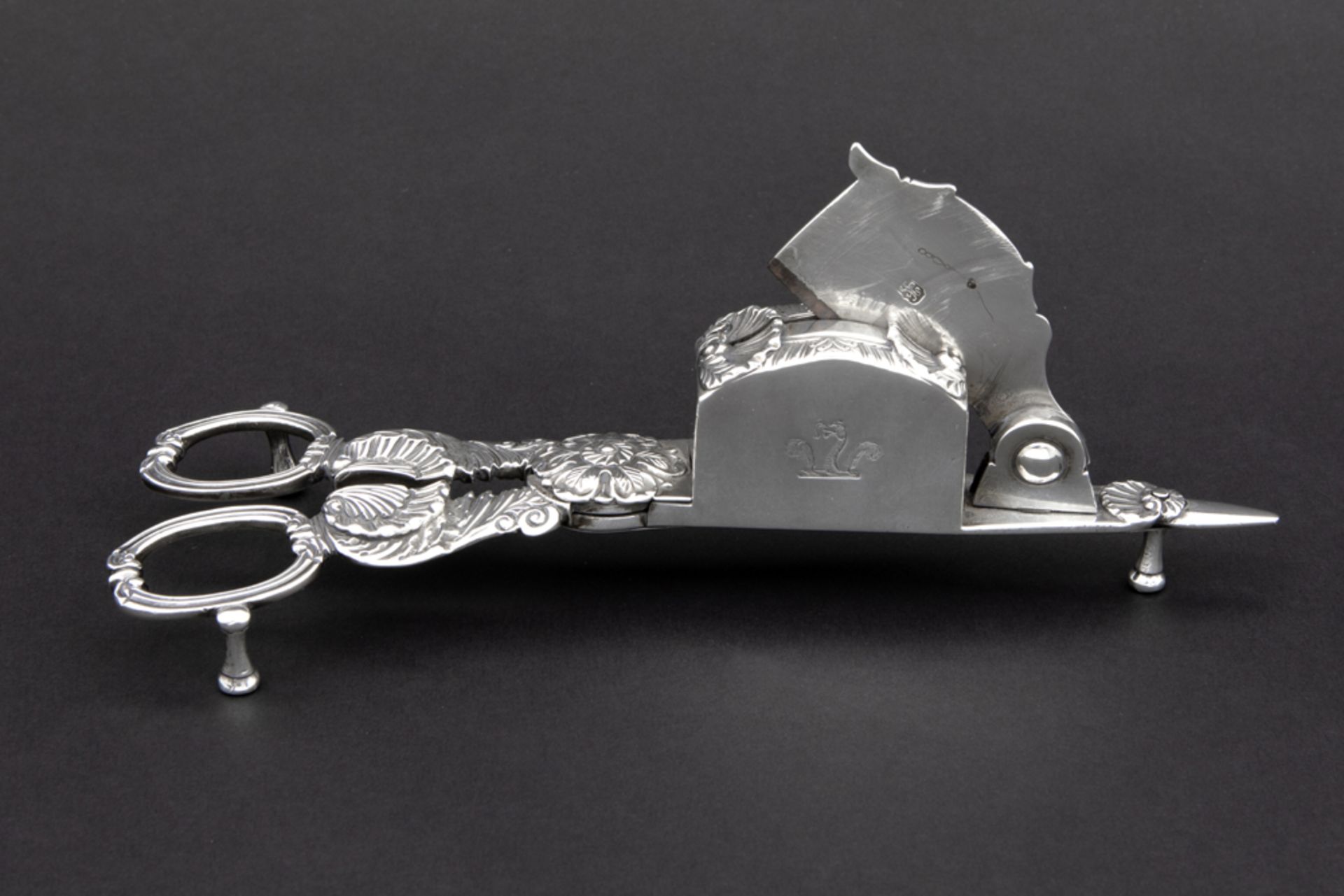 antique scissor-shaped candle snuffer in marked silver || Antieke schaarvormige Engelse