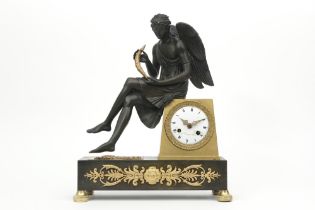 antique Empire style clock in partially gilded bronze || Antieke Empire-pendule met kast in deels