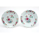 pair of 18th Cent. Chinese plates in porcelain with a 'Famille Rose' flowers decor || Paar