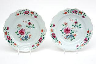 pair of 18th Cent. Chinese plates in porcelain with a 'Famille Rose' flowers decor || Paar