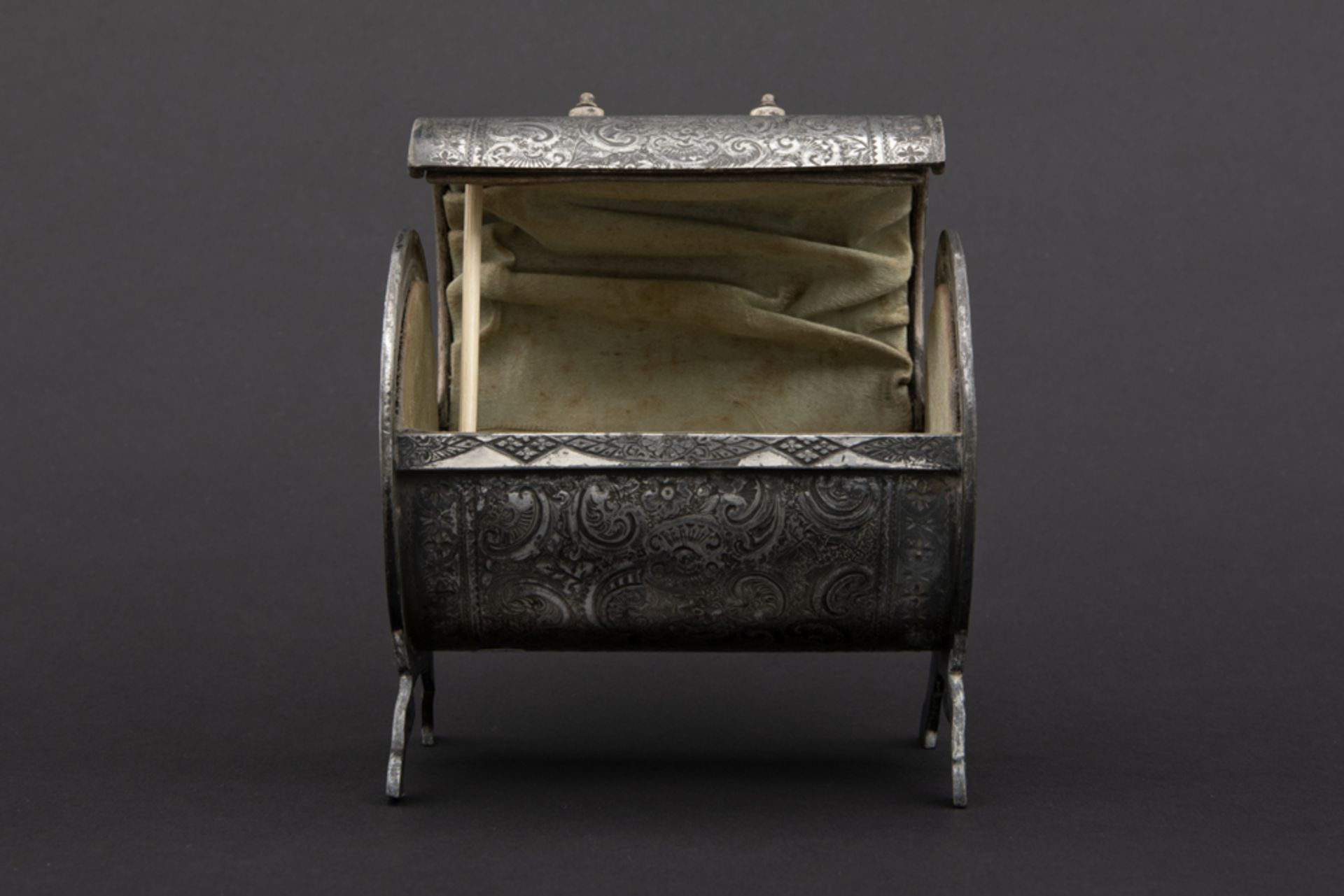 small silverplated box with an ingraved decor || Tonvormig kistje in verzilverd metaal met een - Image 7 of 8