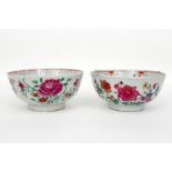 two 18th Cent. Chinese bowls in porcelain with floral 'Famille Rose' decor || Lot van twee