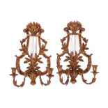 pair of antique neoclassical wall candelabra in gilded, finely sculpted wood || Paar antieke