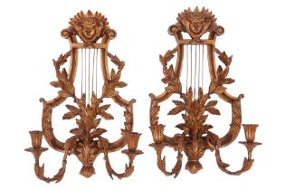 pair of antique neoclassical wall candelabra in gilded, finely sculpted wood || Paar antieke