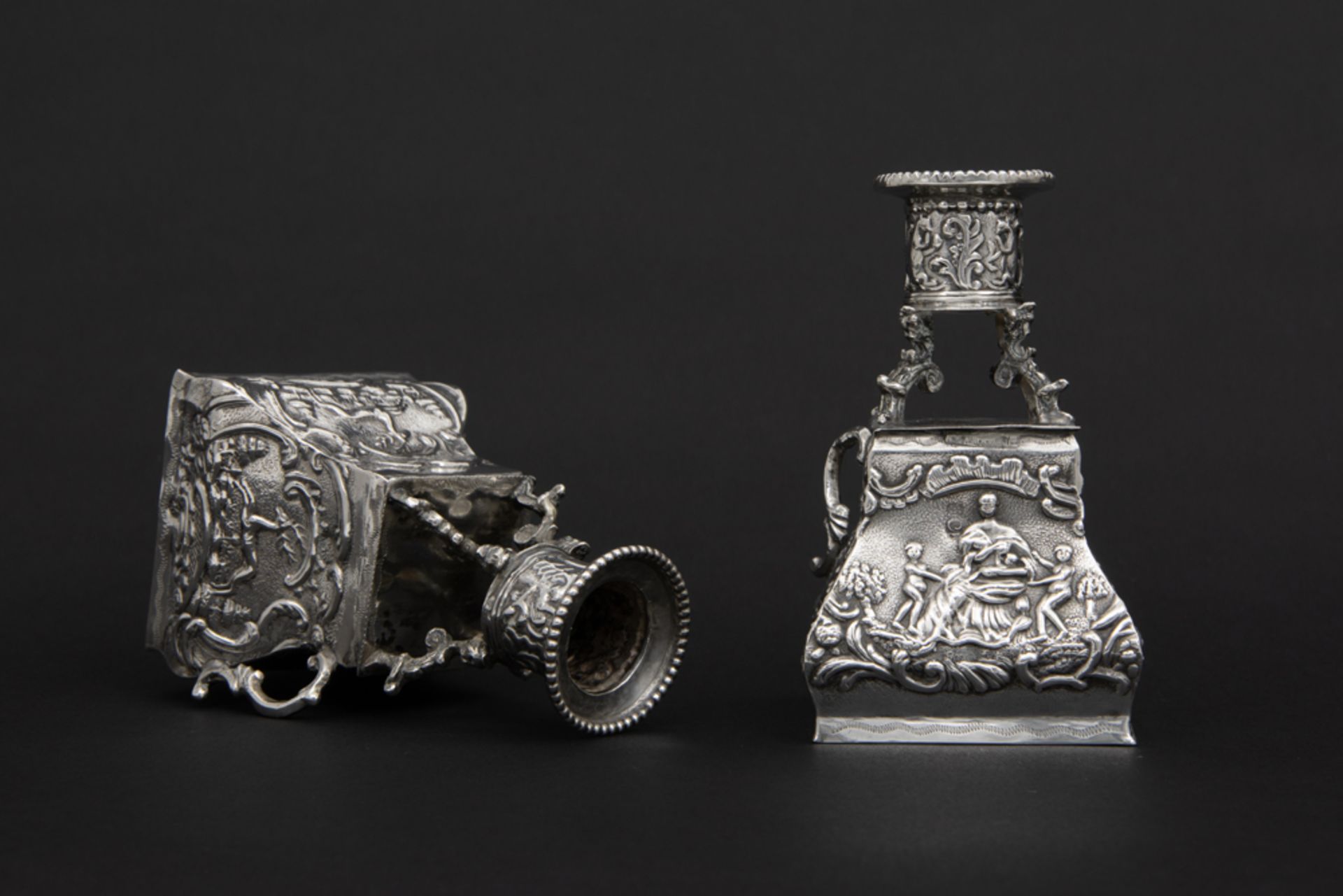 pair of small antique Dutch candlesticks in marked silver || Paar antieke Nederlandse - Image 4 of 5