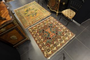 two 'antique' Mid-Eastern finely knotted rugs in wool on wool || Lot van twee 'antieke'