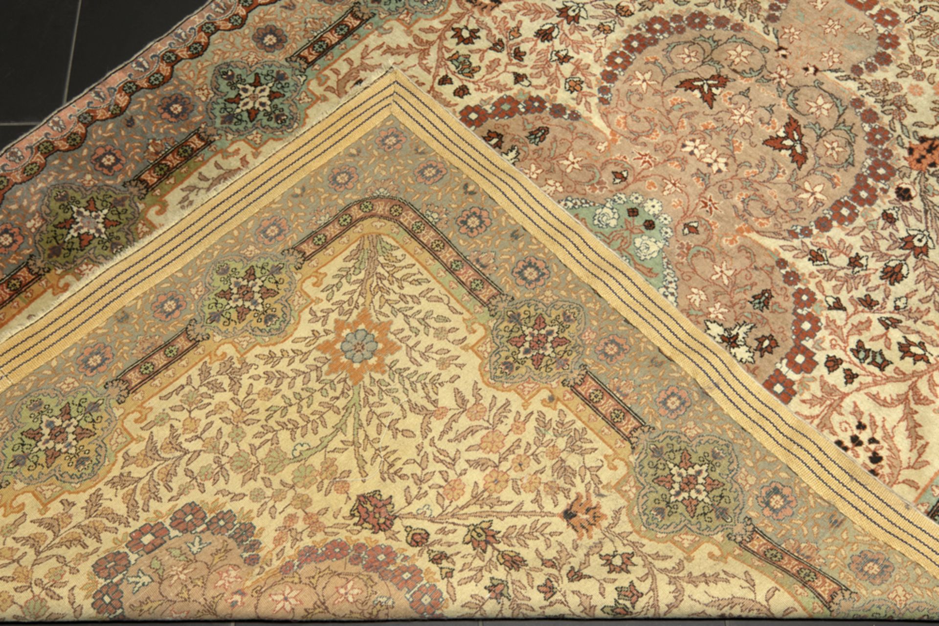 semi antique Persian Tabriz (?) in wool dating from around 1930 || Semi-antieke Perzische Tabriz (?) - Image 2 of 2