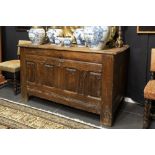 18th Cent. chest in oak || Achttiende eeuwse koffer in eik met front met vier panelen