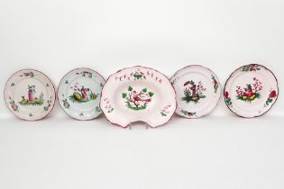 4 plates and a shaving bowl in French ceramic || Lot (5) Franse "faïence de 'Est" met vier borden