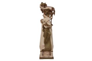 quite big 'antique' vase with figure in Royal Dux marked porcelain || Vrij grote Art Nouveau vaas