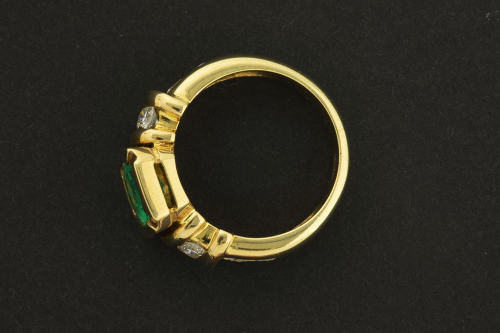 ring in yellow gold (18 carat) with a central ca 1,35 carat Columbian emerald and at least 0,70 - Image 2 of 2