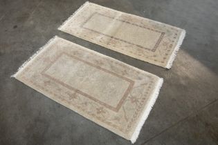 two small oriental rugs || Lot van twee Oosterse tapijten - 143 x 171 en 136 x 73 cm