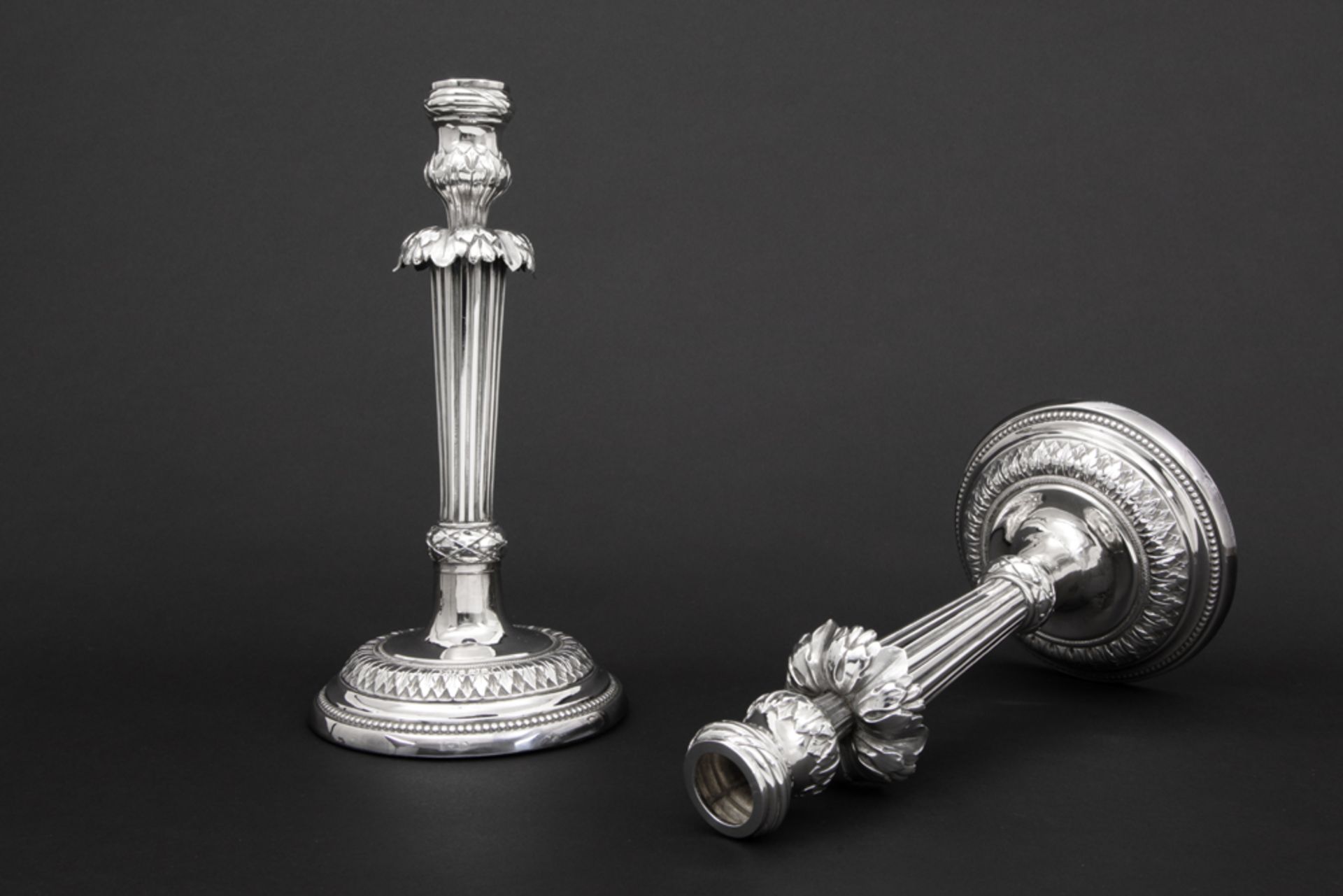 pair of antique, probably English, neoclassical candlesticks in silver with illegibly marks || - Image 4 of 5