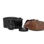 vintage Photax marked bakelite photo camera || Vintage "Photax" fototoestel met kast in bakeliet
