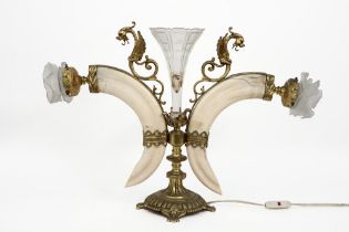 decorative 'antique' table lamp in crystal and gilded metal and with two boar tusks || Decoratieve