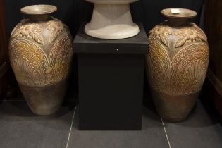 pair of quite big, decorative earthenware jars || paar vrij grote, decoratieve kruiken in