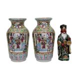 3 pieces of Chinese polychrome porcelain with a pair of antique vases and a figure || Lot (3)