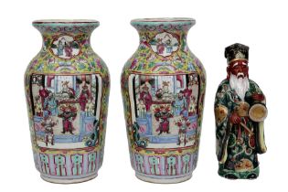 3 pieces of Chinese polychrome porcelain with a pair of antique vases and a figure || Lot (3)