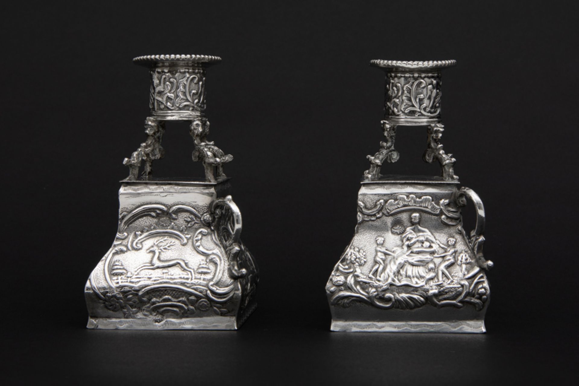 pair of small antique Dutch candlesticks in marked silver || Paar antieke Nederlandse - Image 2 of 5