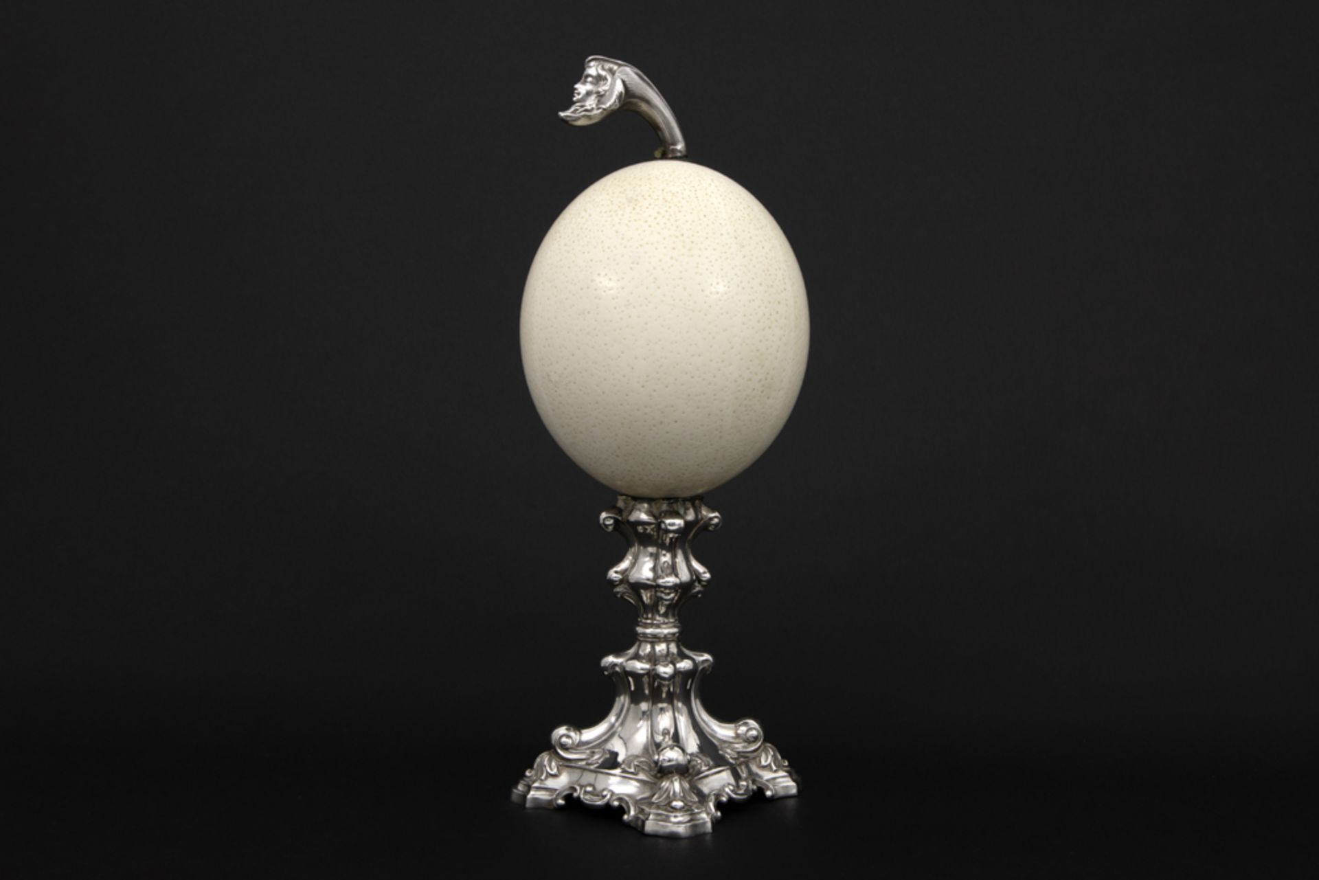 baroque style ornamental piece with an ostrich egg on a silver base || Barok sierstuk met een - Image 3 of 3